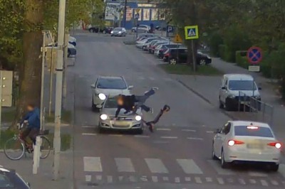 Dwie nastolatki na jednej hulajnodze uderzyły w samochód na przejściu. Wszystko nagrał monitoring
