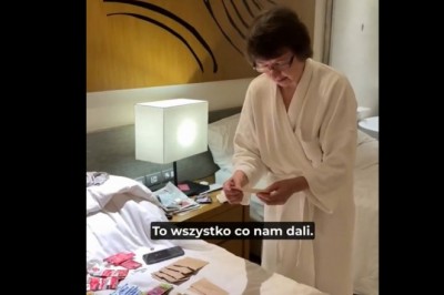 Rosyjska turystka chwali się fantami jakie zgarnęła na All Inclusive. Zbierała je przez cały pobyt
