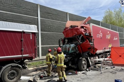 Groźny wypadek na S1 w Mysłowicach. Kierowca ciężarówki zabrany śmigłowcem do szpitala