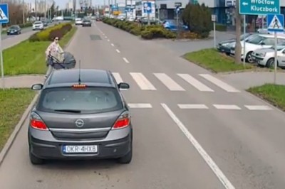 Matka roku pokazuje jak powinno się przechodzić przez przejście dla pieszych