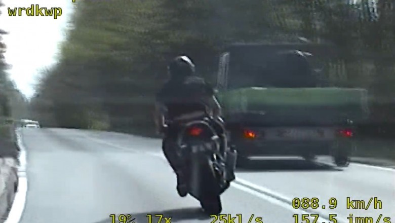 Policyjny pościg za motocyklistą pod wpływem środku odurzających zakończony pod naczepą TIRa
