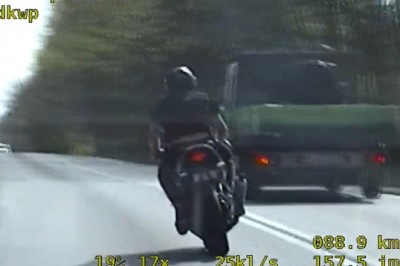Policyjny pościg za motocyklistą pod wpływem środku odurzających zakończony pod naczepą TIRa