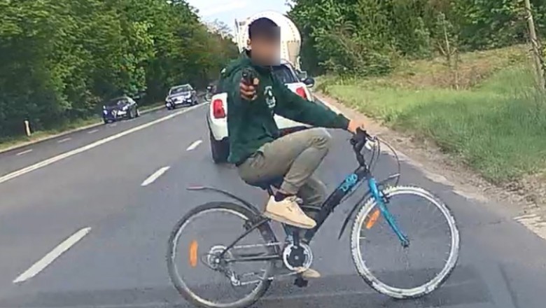 Kamera uchwyciła, jak celuje "bronią" w kierowcę. W Poznaniu zatrzymano 13 i 14-latka