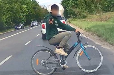 Kamera uchwyciła, jak celuje 