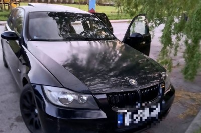 Pił w swoim BMW podczas jazdy, po czym zasnął w aucie. Miał prawie 4 promile