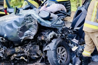Totalna miazga. Tyle zostało z BMW, w którym podróżowało pięć osób, w tym troje dzieci