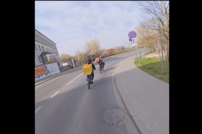 Awantura między dostawcami jedzenia w Krakowie. Po wyzwiskach doszło do rękoczynów. Wszystko nagrał rowerzysta