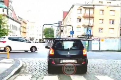 Mistrzyni transportu w akcji. Z trampoliną na dachu jechała przez miasto. Nagranie z Brzegu