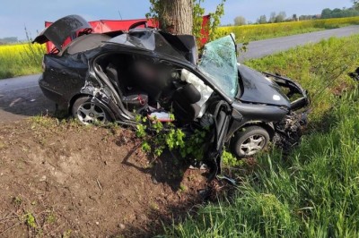 19-letnia kierująca Seatem straciła panowanie na łuku drogi i uderzyła w drzewo. Zginęła na miejscu