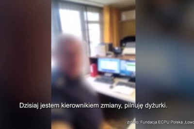 Wypłynęły nagrania byłego policjanta z Krakowa podejrzewanego o kontakty z nieletnią. W tle wnętrze komisariatu