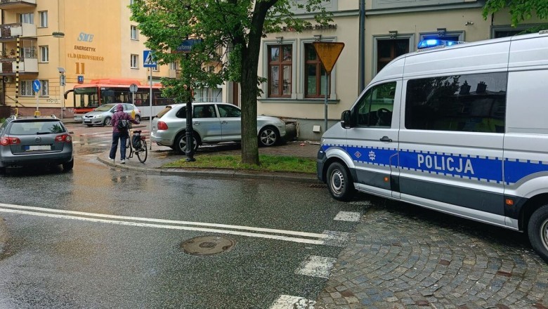 Z ponad 3 promilami i zakazem wsiadł za kółko porsche i wjechał w budynek. Usłyszał wyrok w trybie przyspieszonym