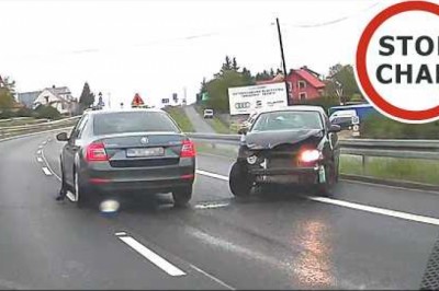 Idealny przykład dlaczego nie powinno się siedzieć na zderzaku auta. Wystarczył moment
