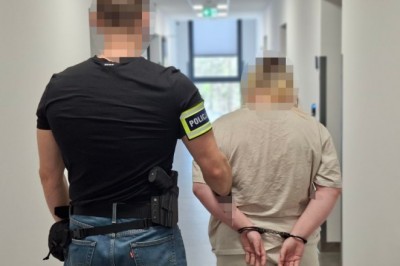 Para z Otwocka porzuciła psy podczas przeprowadzki. Zwierzęta przywiązali do słupa w lesie