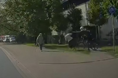 Rowerzysta zaatakował 80-latkę we Wrocławiu. Seniorka upadła na betonowy chodnik, wszystko nagrała kamera