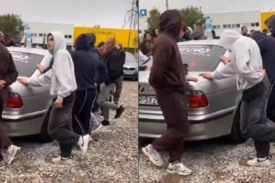 Właściciel komisu zrobił konkurs. Trzeba stać na jednej nodze i trzymać BMW które jest do wygrania