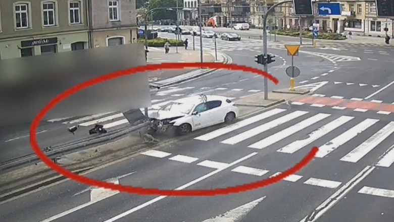 Kierowca Toyoty stracił panowanie na śliskiej drodze. Zatrzymał się dopiero na sygnalizatorze