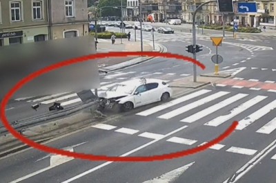 Kierowca Toyoty stracił panowanie na śliskiej drodze. Zatrzymał się dopiero na sygnalizatorze